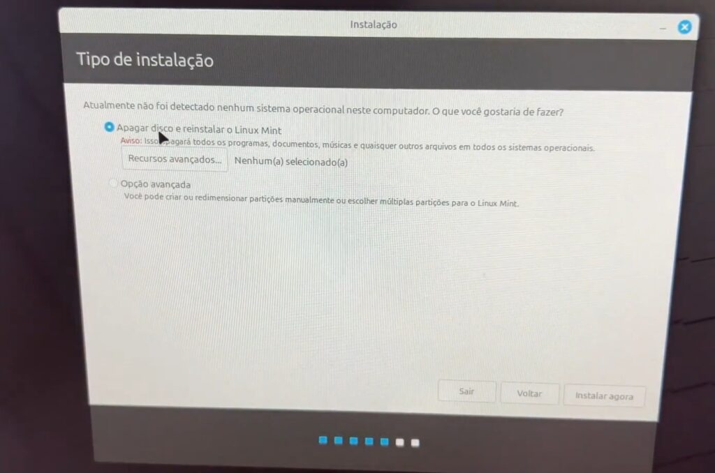 selecionando a opção de apagar o disco para instalar o linux mint