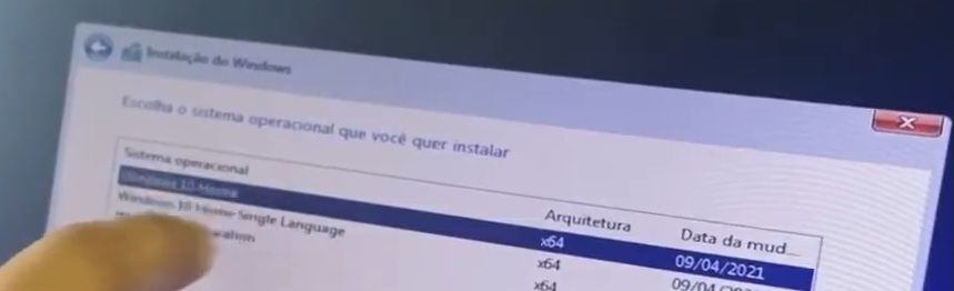 escolhendo a versão windows 10 home no BIOS do notebook antigo